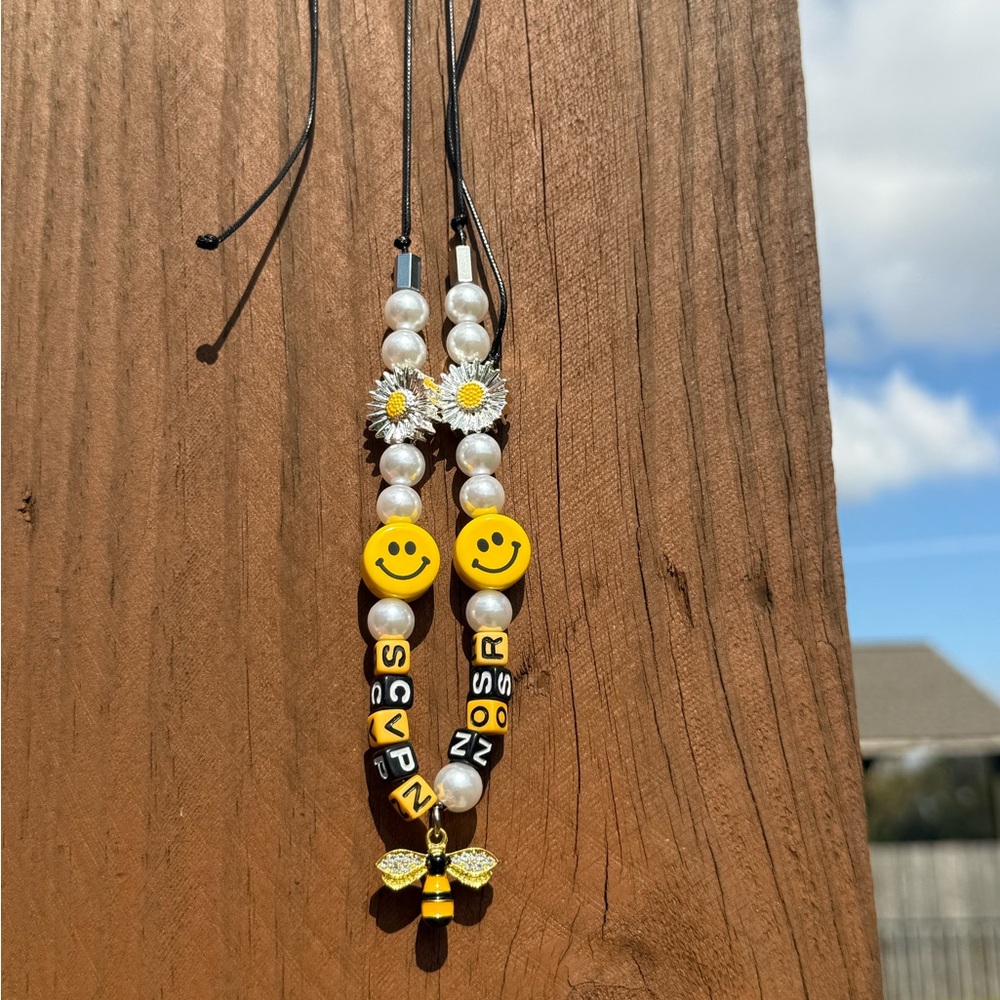 NWT! Smiley Face Beaded Bee Pearl Daisy Necklace - Picture 5 of 6